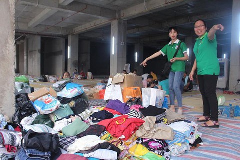 Mang quần áo, chăn chiếu đến tận nơi cho nạn nhân cháy chung cư - Ảnh 2. Mang quần áo, chăn chiếu đến tận nơi cho nạn nhân cháy chung cư - Ảnh 2.
