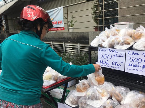 Vụ cháy chung cư Carina quận 8: đồ ăn miễn phí tặng người hoạn nạn - Ảnh 6. Vụ cháy chung cư Carina quận 8: đồ ăn miễn phí tặng người hoạn nạn - Ảnh 6.