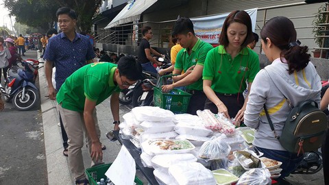 Dân chung cư Carina vạ vật chờ trở lại nhà sau đám cháy - Ảnh 7. Dân chung cư Carina vạ vật chờ trở lại nhà sau đám cháy - Ảnh 7.
