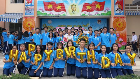 Rưng rưng ngày thầy về hưu, trò đồng loạt đổi hình đại diện - Ảnh 1. Rưng rưng ngày thầy về hưu, trò đồng loạt đổi hình đại diện - Ảnh 1.