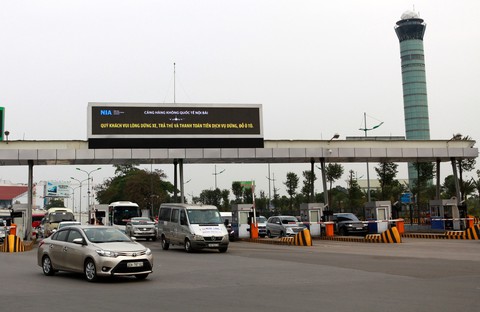 Đề xuất thí điểm thu phí không dừng với xe vào sân bay Nội Bài, Tân Sơn Nhất - Ảnh 1. Hiện nay xe dán thẻ ETC vẫn phải trả tiền mặt tại trạm thu phí của sân bay do chưa đủ cơ sở pháp lý để thu phí không dừng - Ảnh: TUẤN PHÙNG
