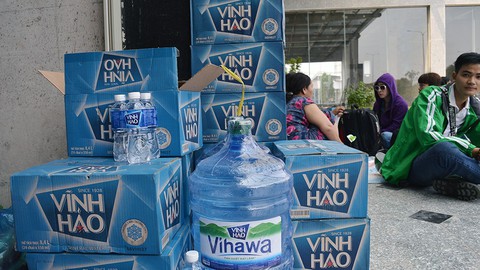 Dân chung cư Carina vạ vật chờ trở lại nhà sau đám cháy - Ảnh 8. Dân chung cư Carina vạ vật chờ trở lại nhà sau đám cháy - Ảnh 8.