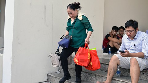 Dân chung cư Carina vạ vật chờ trở lại nhà sau đám cháy - Ảnh 10. Dân chung cư Carina vạ vật chờ trở lại nhà sau đám cháy - Ảnh 10.