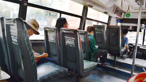 Xe buýt cũ rơi bánh giữa đường, hỏi sao hành khách không dám đi? - Ảnh 1. Xe buýt cũ rơi bánh giữa đường, hỏi sao hành khách không dám đi? - Ảnh 1.