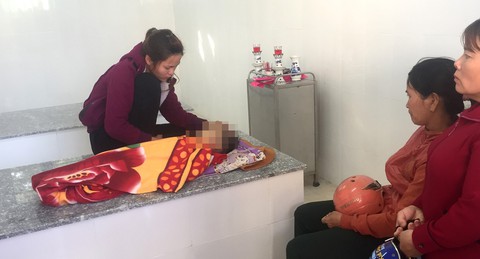 Điều tra vụ 1 bé trai chết ở nhà giữ trẻ chui - Ảnh 1. Điều tra vụ 1 bé trai chết ở nhà giữ trẻ chui - Ảnh 1.