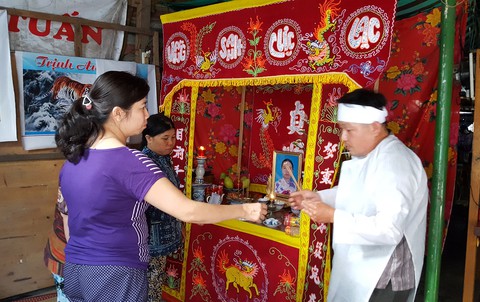 Chôn xác chị dưới gầm giường vì không có tiền lo ma chay - Ảnh 1. Chôn xác chị dưới gầm giường vì không có tiền lo ma chay - Ảnh 1.