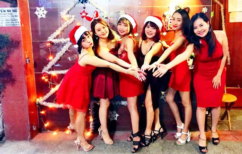 Bar kiểu Nhật ở Sài Gòn: Từ counter bar đến hostess bar - Ảnh 1. Bar kiểu Nhật ở Sài Gòn: Từ counter bar đến hostess bar - Ảnh 1.