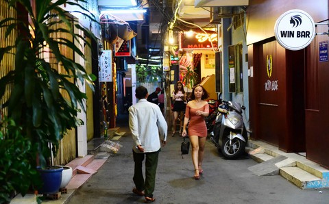 Bar kiểu Nhật ở Sài Gòn: Từ counter bar đến hostess bar - Ảnh 3. Bar kiểu Nhật ở Sài Gòn: Từ counter bar đến hostess bar - Ảnh 3.