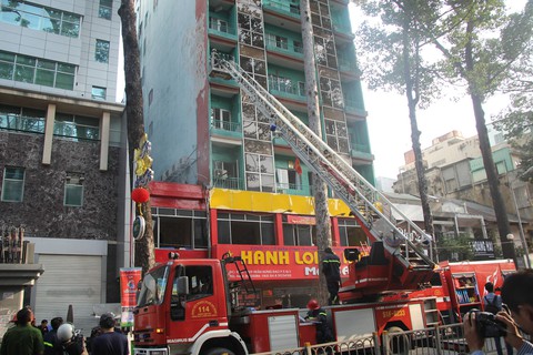 Giải cứu 11 người nước ngoài trong khách sạn 8 tầng bốc cháy - Ảnh 1. Giải cứu 11 người nước ngoài trong khách sạn 8 tầng bốc cháy - Ảnh 1.