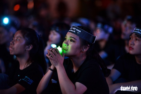 HHen, Isaac, Soobin... cùng tắt đèn 1 giờ hưởng ứng Giờ Trái đất - Ảnh 2. HHen, Isaac, Soobin... cùng tắt đèn 1 giờ hưởng ứng Giờ Trái đất - Ảnh 2.