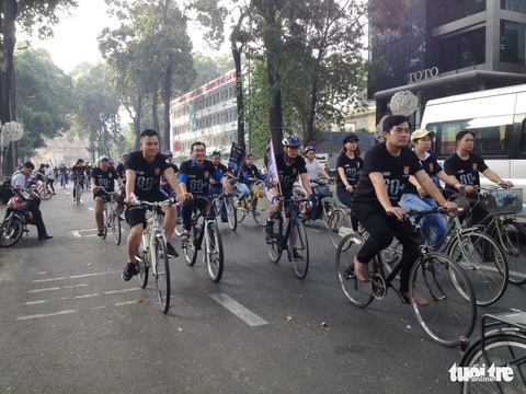 Giờ Trái đất 2018: hơn 300 tình nguyện viên đạp xe kêu gọi tiết kiệm điện - Ảnh 4. Giờ Trái đất 2018: hơn 300 tình nguyện viên đạp xe kêu gọi tiết kiệm điện - Ảnh 4.
