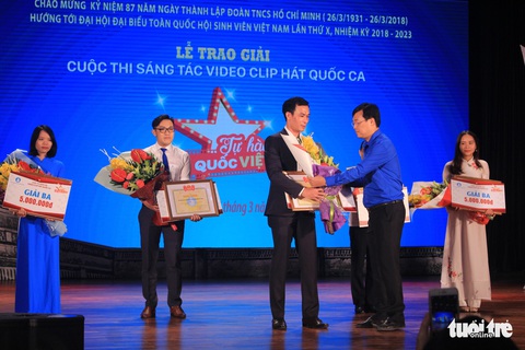 Hát quốc ca tại đảo Lý Sơn giải nhất Tự hào Tổ quốc VN - Ảnh 1. Hát quốc ca tại đảo Lý Sơn giải nhất Tự hào Tổ quốc VN - Ảnh 1.