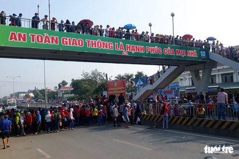 Công nhân Pouchen tràn ra quốc lộ 1K phản đối thang lương mới - Ảnh 1. Công nhân Pouchen tràn ra quốc lộ 1K phản đối thang lương mới - Ảnh 1.