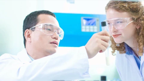 Câu chuyện đằng sau lon sữa Nutricare - Ảnh 1. Câu chuyện đằng sau lon sữa Nutricare - Ảnh 1.
