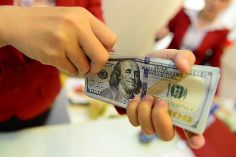 Giá USD ngân hàng hạ nhiệt, USD tự do vẫn cao - Ảnh 1. Giá USD ngân hàng hạ nhiệt, USD tự do vẫn cao - Ảnh 1.