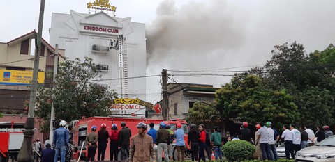 200 cảnh sát chữa cháy tòa nhà karaoke Kingdom Hà Tĩnh - Ảnh 5. 200 cảnh sát chữa cháy tòa nhà karaoke Kingdom Hà Tĩnh - Ảnh 5.