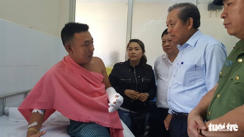 Phó thủ tướng Trương Hòa Bình thăm nạn nhân vụ cháy chung cư Carina - Ảnh 10. Phó thủ tướng Trương Hòa Bình thăm nạn nhân vụ cháy chung cư Carina - Ảnh 10.