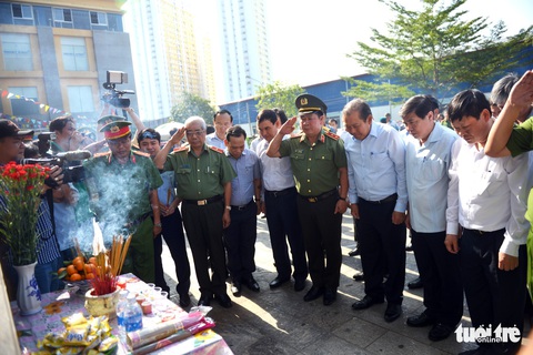 Phó thủ tướng Trương Hòa Bình thăm nạn nhân vụ cháy chung cư Carina - Ảnh 1. Phó thủ tướng Trương Hòa Bình thăm nạn nhân vụ cháy chung cư Carina - Ảnh 1.