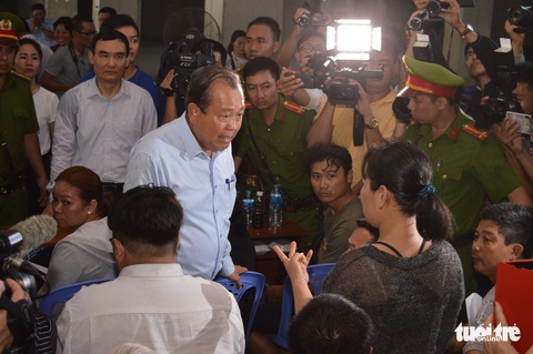 Phó thủ tướng Trương Hòa Bình thăm nạn nhân vụ cháy chung cư Carina - Ảnh 6. Phó thủ tướng Trương Hòa Bình thăm nạn nhân vụ cháy chung cư Carina - Ảnh 6.