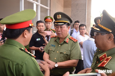 Phó thủ tướng Trương Hòa Bình thăm nạn nhân vụ cháy chung cư Carina - Ảnh 7. Phó thủ tướng Trương Hòa Bình thăm nạn nhân vụ cháy chung cư Carina - Ảnh 7.