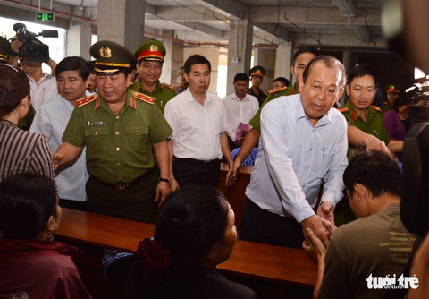 Phó thủ tướng Trương Hòa Bình thăm nạn nhân vụ cháy chung cư Carina - Ảnh 9. Phó thủ tướng Trương Hòa Bình thăm nạn nhân vụ cháy chung cư Carina - Ảnh 9.