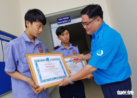 Hai bảo vệ chung cư Carina cứu người: Bằng khen xin gửi chú An! - Ảnh 1. Hai bảo vệ chung cư Carina cứu người: Bằng khen xin gửi chú An! - Ảnh 1.