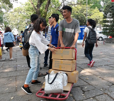 10 kỳ Hội sách TP.HCM: đã qua đỉnh dốc của quyến rũ... - Ảnh 3. 10 kỳ Hội sách TP.HCM: đã qua đỉnh dốc của quyến rũ... - Ảnh 3.