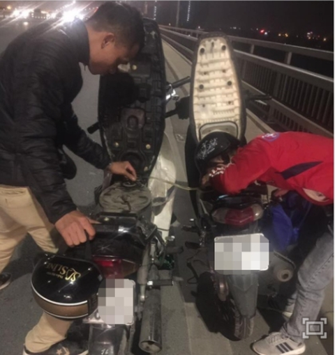 Chiếc xe hết xăng giữa cầu Nhật Tân và tấm lòng người lạ - Ảnh 1. Chiếc xe hết xăng giữa cầu Nhật Tân và tấm lòng người lạ - Ảnh 1.