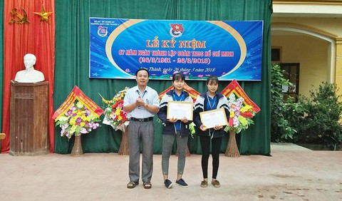 Biểu dương trước toàn trường hai nữ sinh trả ví nhặt được - Ảnh 1. Biểu dương trước toàn trường hai nữ sinh trả ví nhặt được - Ảnh 1.