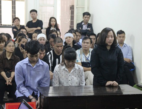 Xét xử vụ cháy karaoke 13 người chết: làm hết trách nhiệm sao vẫn cháy? - Ảnh 1. Xét xử vụ cháy karaoke 13 người chết: làm hết trách nhiệm sao vẫn cháy? - Ảnh 1.