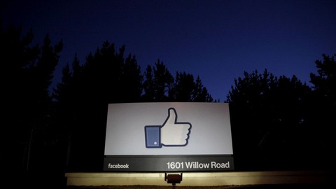 Sau bê bối, Facebook sẽ sụp đổ hay là...? - Ảnh 1. Sau bê bối, Facebook sẽ sụp đổ hay là...? - Ảnh 1.