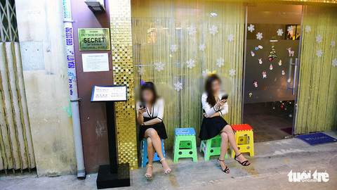 Bar kiểu Nhật ở Sài Gòn: Chăm khách vì tiền - Ảnh 3. Bar kiểu Nhật ở Sài Gòn: Chăm khách vì tiền - Ảnh 3.