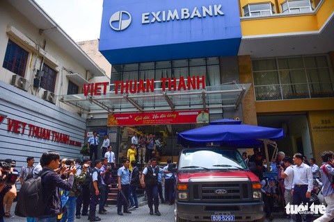 Nhân viên Eximbank bị bắt, chủ sổ gửi 245 tỉ đồng nói gì? - Ảnh 1. Nhân viên Eximbank bị bắt, chủ sổ gửi 245 tỉ đồng nói gì? - Ảnh 1.