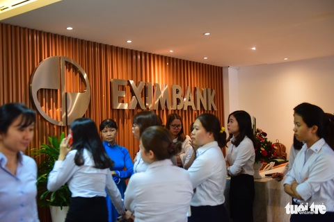 Toàn cảnh công an khám xét, bắt 2 nhân viên Eximbank TP.HCM - Ảnh 1. Toàn cảnh công an khám xét, bắt 2 nhân viên Eximbank TP.HCM - Ảnh 1.
