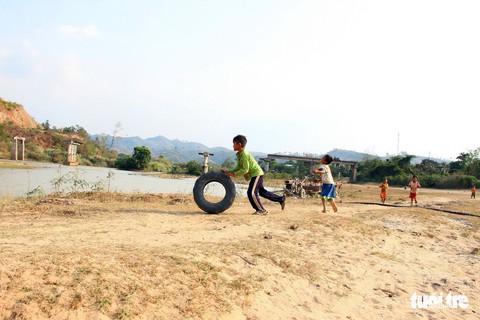 Mở mắt ra ruộng biến thành sông vì thủy điện, cát tặc - Ảnh 7. Mở mắt ra ruộng biến thành sông vì thủy điện, cát tặc - Ảnh 7.