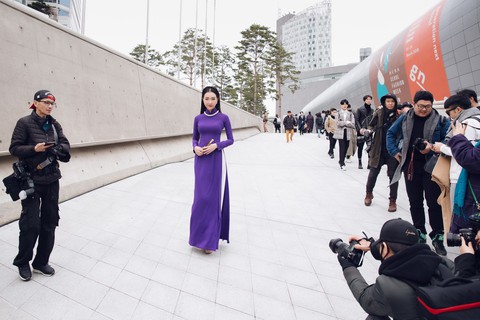 Nàng thơ xứ Huế tỏa sáng cùng áo dài ở Seoul Fashion Week - Ảnh 2. Nàng thơ xứ Huế tỏa sáng cùng áo dài ở Seoul Fashion Week - Ảnh 2.