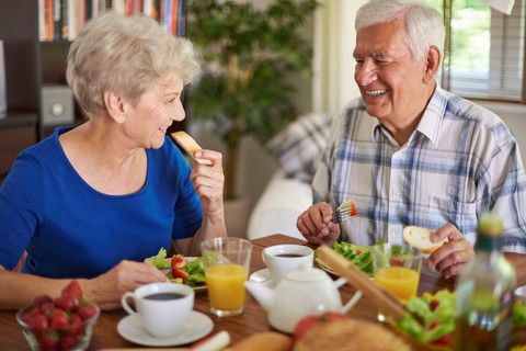 Người cao tuổi có cần bổ sung vitamin? - Ảnh 1. Người cao tuổi có cần bổ sung vitamin? - Ảnh 1.