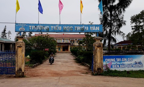 Hiệu trưởng ém tiền ủng hộ học sinh sau sự cố Formosa - Ảnh 1. Hiệu trưởng ém tiền ủng hộ học sinh sau sự cố Formosa - Ảnh 1.