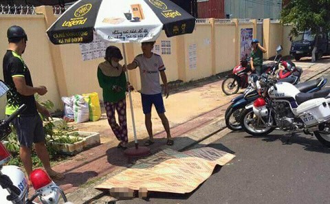Nam thanh niên chơi bida bị bắn chết ngay bên lề đường - Ảnh 1. Nam thanh niên chơi bida bị bắn chết ngay bên lề đường - Ảnh 1.