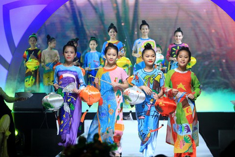 Lễ hội áo dài 2018: thu hút 100.000 khách, tặng 6000 tà áo dài - Ảnh 1. Lễ hội áo dài 2018: thu hút 100.000 khách, tặng 6000 tà áo dài - Ảnh 1.