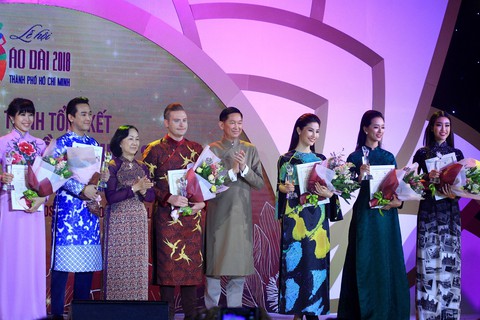 Lễ hội áo dài 2018: thu hút 100.000 khách, tặng 6000 tà áo dài - Ảnh 2. Lễ hội áo dài 2018: thu hút 100.000 khách, tặng 6000 tà áo dài - Ảnh 2.