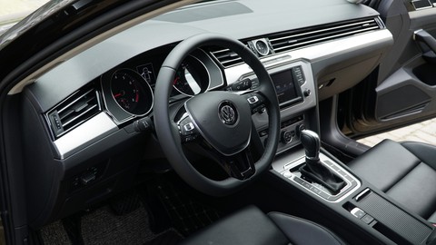 Đánh giá xe Passat Bluemotion: cho những quý ông ưa hành động - Ảnh 5. Đánh giá xe Passat Bluemotion: cho những quý ông ưa hành động - Ảnh 5.