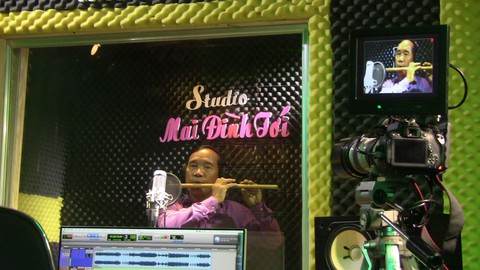 Quái kiệt Mai Đình Tới với studio cùng nhạc cụ tự chế - Ảnh 1. Quái kiệt Mai Đình Tới với studio cùng nhạc cụ tự chế - Ảnh 1.