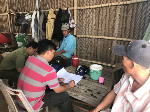 Hơn 20 người tấn công, đổ thuốc trừ sâu xuống vuông tôm - Ảnh 2. Hơn 20 người tấn công, đổ thuốc trừ sâu xuống vuông tôm - Ảnh 2.