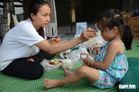 Ngọn lửa tình người trong vụ cháy chung cư Carina - Ảnh 6. Ngọn lửa tình người trong vụ cháy chung cư Carina - Ảnh 6.