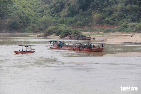 Cấm khai thác cát hàng chục điểm sạt lở nghiêm trọng - Ảnh 1. Cấm khai thác cát hàng chục điểm sạt lở nghiêm trọng - Ảnh 1.
