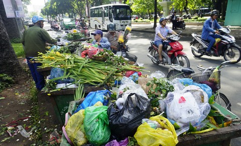 Đấu thầu thu gom rác: Tiết kiệm tiền tỉ, triển khai ì ạch - Ảnh 3. Đấu thầu thu gom rác: Tiết kiệm tiền tỉ, triển khai ì ạch - Ảnh 3.