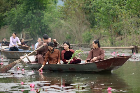 Nhà sư trụ trì chùa Hương tham gia trong MV Lạy mẹ Quan Âm - Ảnh 3. Nhà sư trụ trì chùa Hương tham gia trong MV Lạy mẹ Quan Âm - Ảnh 3.