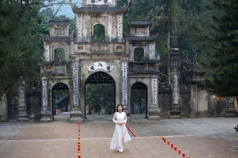 Nhà sư trụ trì chùa Hương tham gia trong MV Lạy mẹ Quan Âm - Ảnh 8. Nhà sư trụ trì chùa Hương tham gia trong MV Lạy mẹ Quan Âm - Ảnh 8.