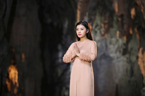 Nhà sư trụ trì chùa Hương tham gia trong MV Lạy mẹ Quan Âm - Ảnh 10. Nhà sư trụ trì chùa Hương tham gia trong MV Lạy mẹ Quan Âm - Ảnh 10.